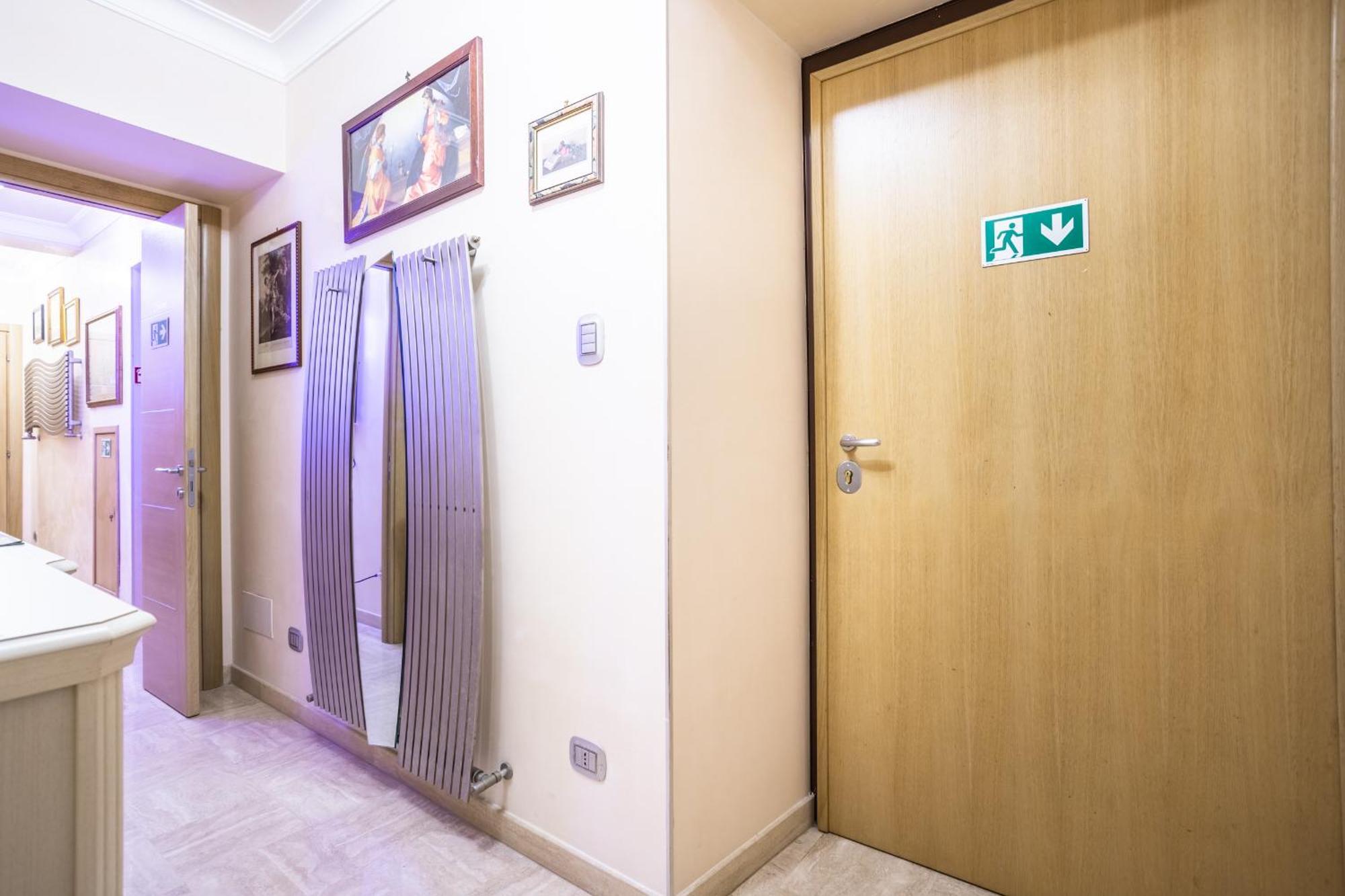 Luxury Inn Opera Рим Екстер'єр фото